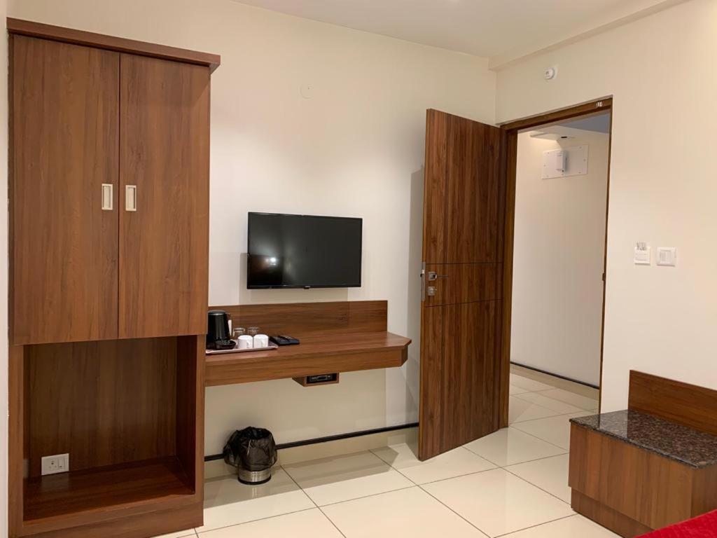 Jesta Residency Hotel Hassan Bagian luar foto