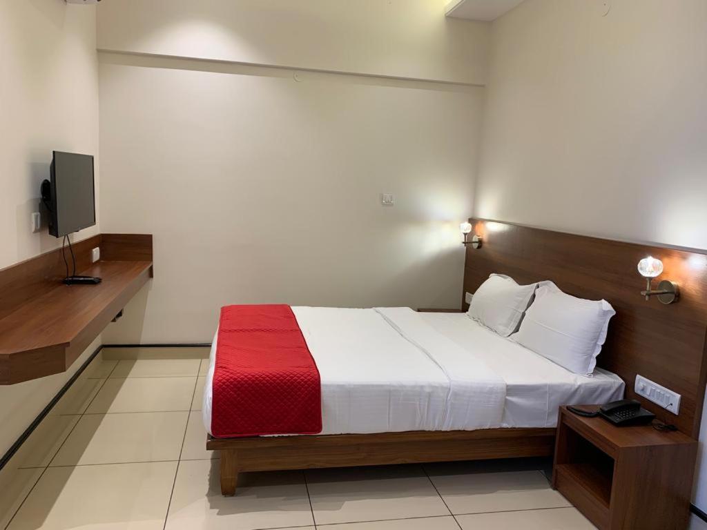 Jesta Residency Hotel Hassan Bagian luar foto